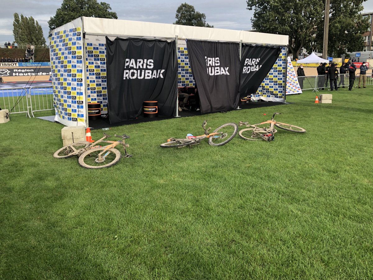 fanlau2320's tweet photo. Même les vélos sont morts https://t.co/7lcS7B6V38