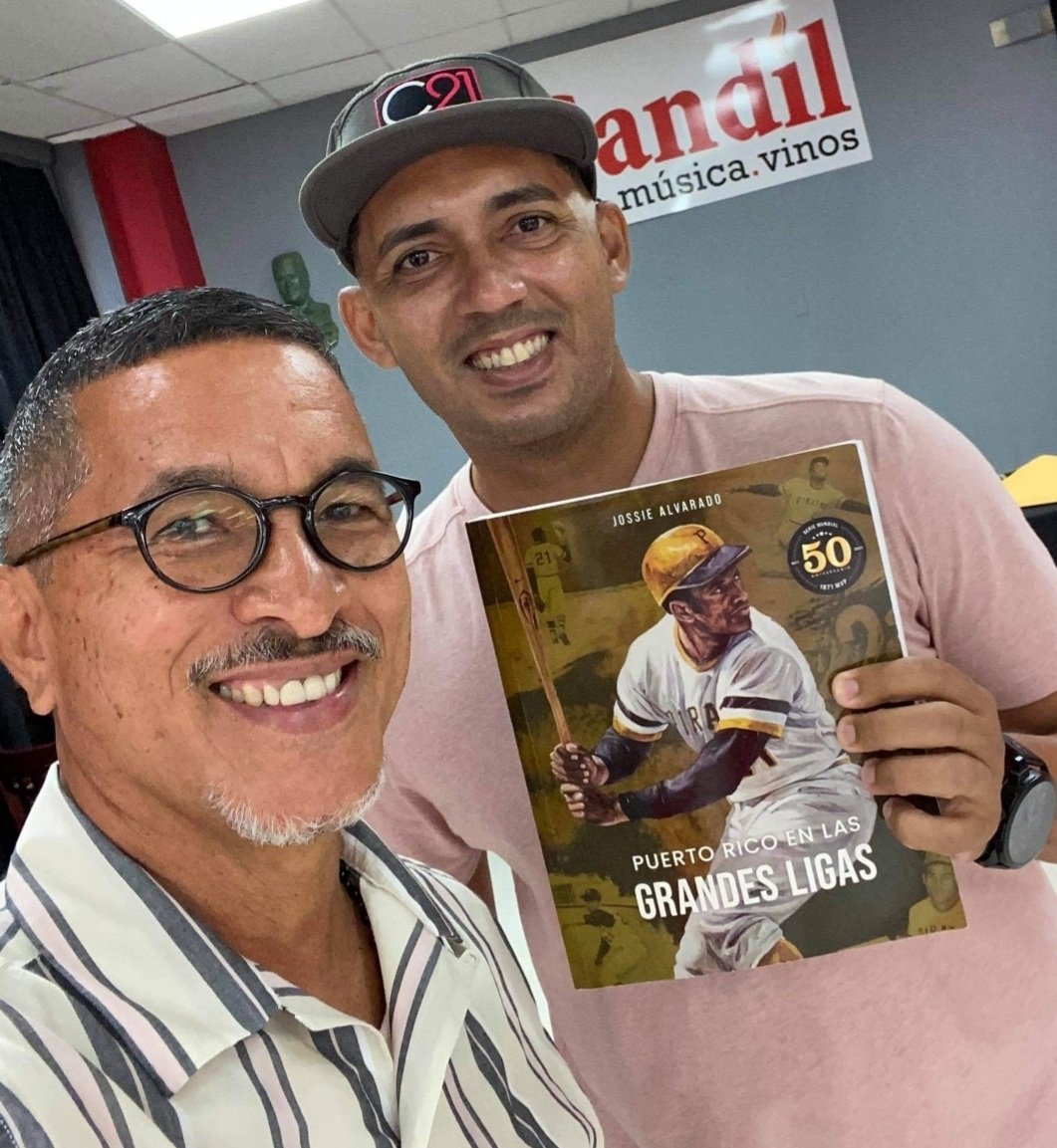 21escomunidad's tweet photo. Ayer nos #curamos con @jossiealvarado en @ElCandil_Ponce 

Compartí con @Zach_Acosta y conocer a @HitboricuaNet, Eduardo José Villanueva, Pedro Carlos Lugo y José Miguel Villanueva. ¿Qué más puedo pedir? 

No me hubiese molestado que la charla durara 2 horas más 😬

#Retire21 https://t.co/rvB6qVLfuQ
