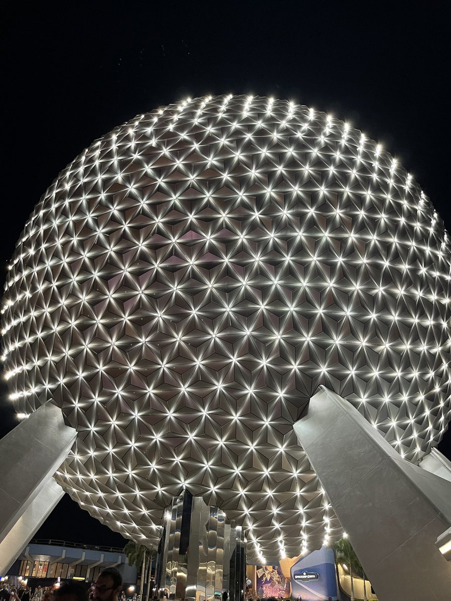 IAmRecio's tweet photo. The new star of the show #DisneyWorld50 https://t.co/uP0ZW735F1
