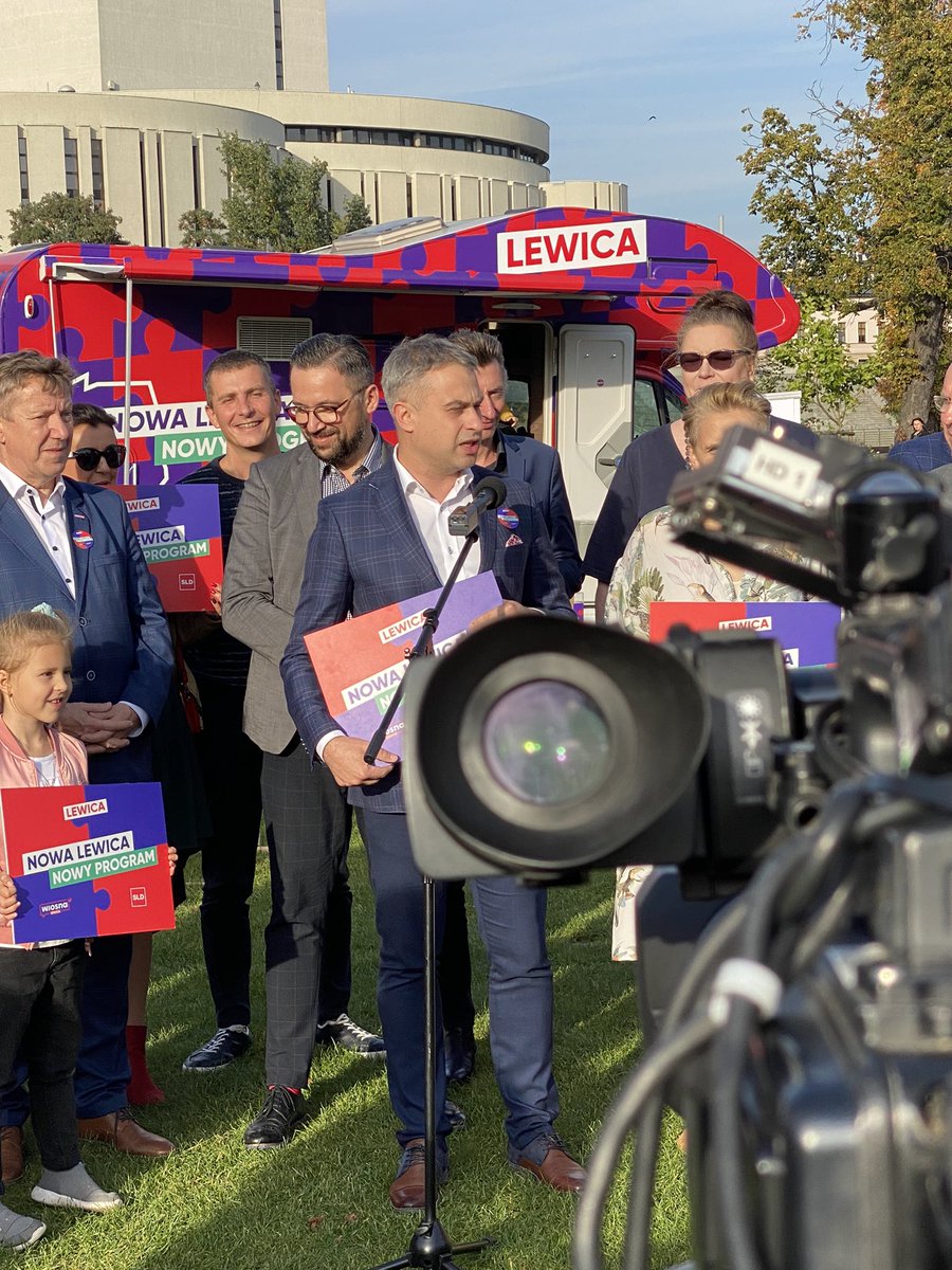 LewicaBydgoszcz's tweet photo. Kamper programowy @__Lewica zawitał do Bydgoszczy.
#Lewica #NowaLewica #NowyProgram #Gawkowski #JanSzopinski #Bydgoszcz https://t.co/geRkad39Vp