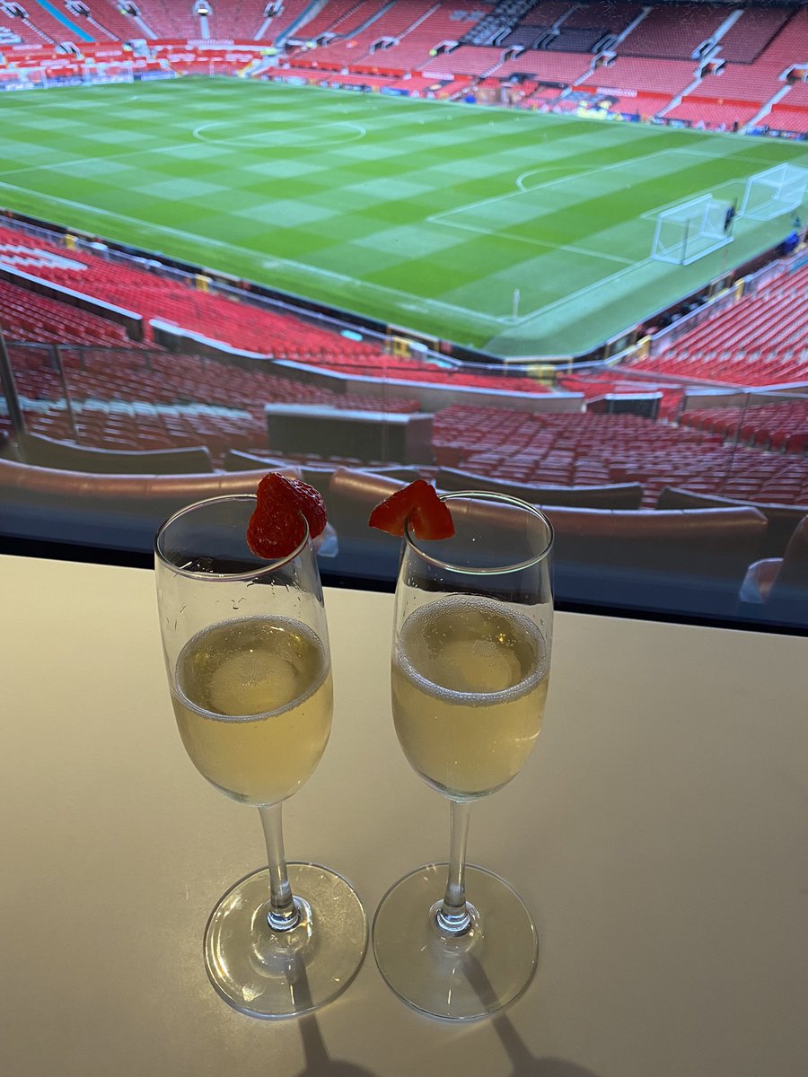 loubb1971's tweet photo. Fabulous weekend, spoilt @ Hotel Football in the class of 92 suite and amazing  VIP treatment in the Executive box for the game at Old Trafford⚽️❤️ https://t.co/XfFf6zIRgN