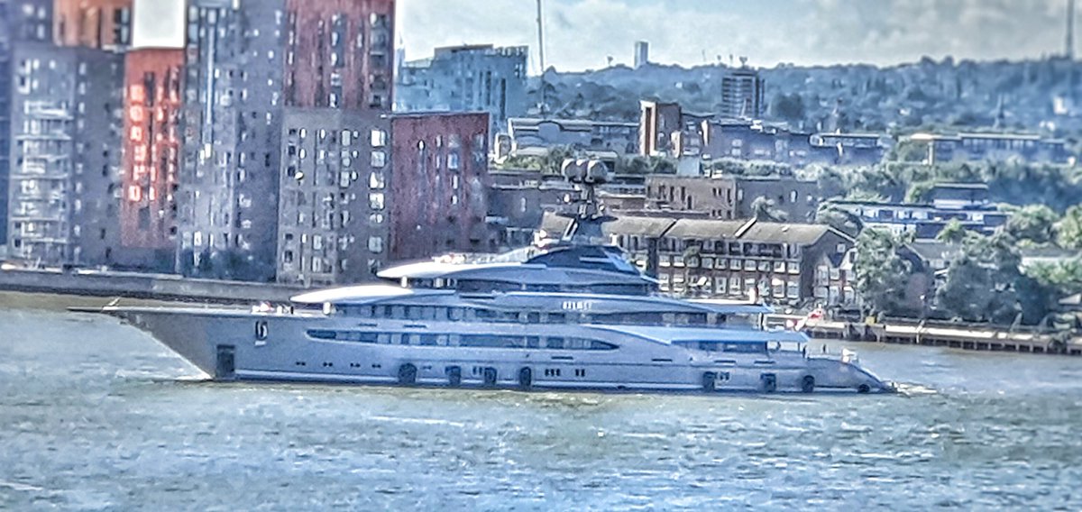E14Penthouses's tweet photo. #Kismet #Superyacht waited by the blue bridge to enter #CanaryWharf earlier today.
#Thames #OnTheThames #IsleOfDogs #ViewFromVirginiaQuay #VirginiaQuay #EastIndia #E14 #EastLondon #London #RiversideLiving #RiversideApartment #RiversideHome #PenthouseLiving https://t.co/XKQP4c2Chr
