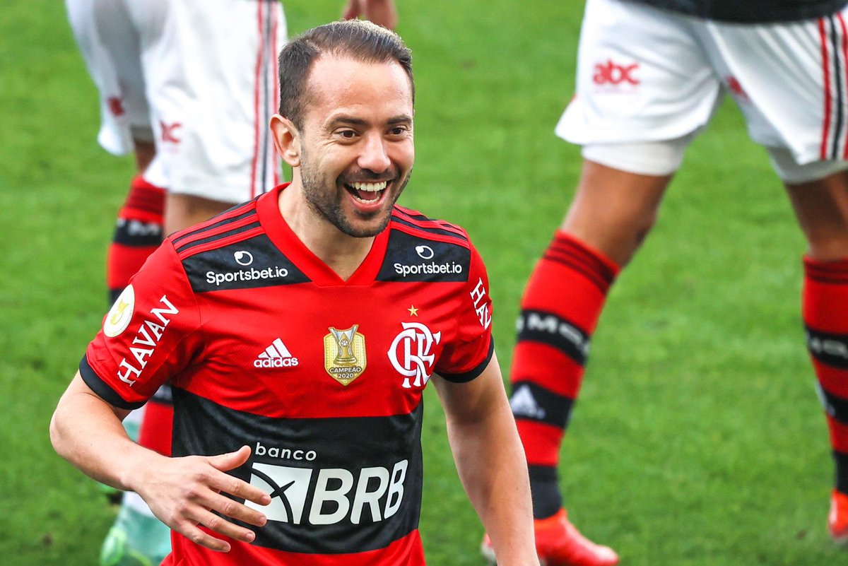 Everton Ribeiro revela em vídeo como se tornou 'ex-calvo