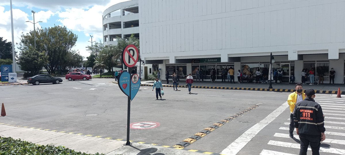 _LISEXY_'s tweet photo. @SectorSalud Cafam floresta larga la fila pero fija la vacuna. También puedes por cita. https://t.co/x4H9cUKt05