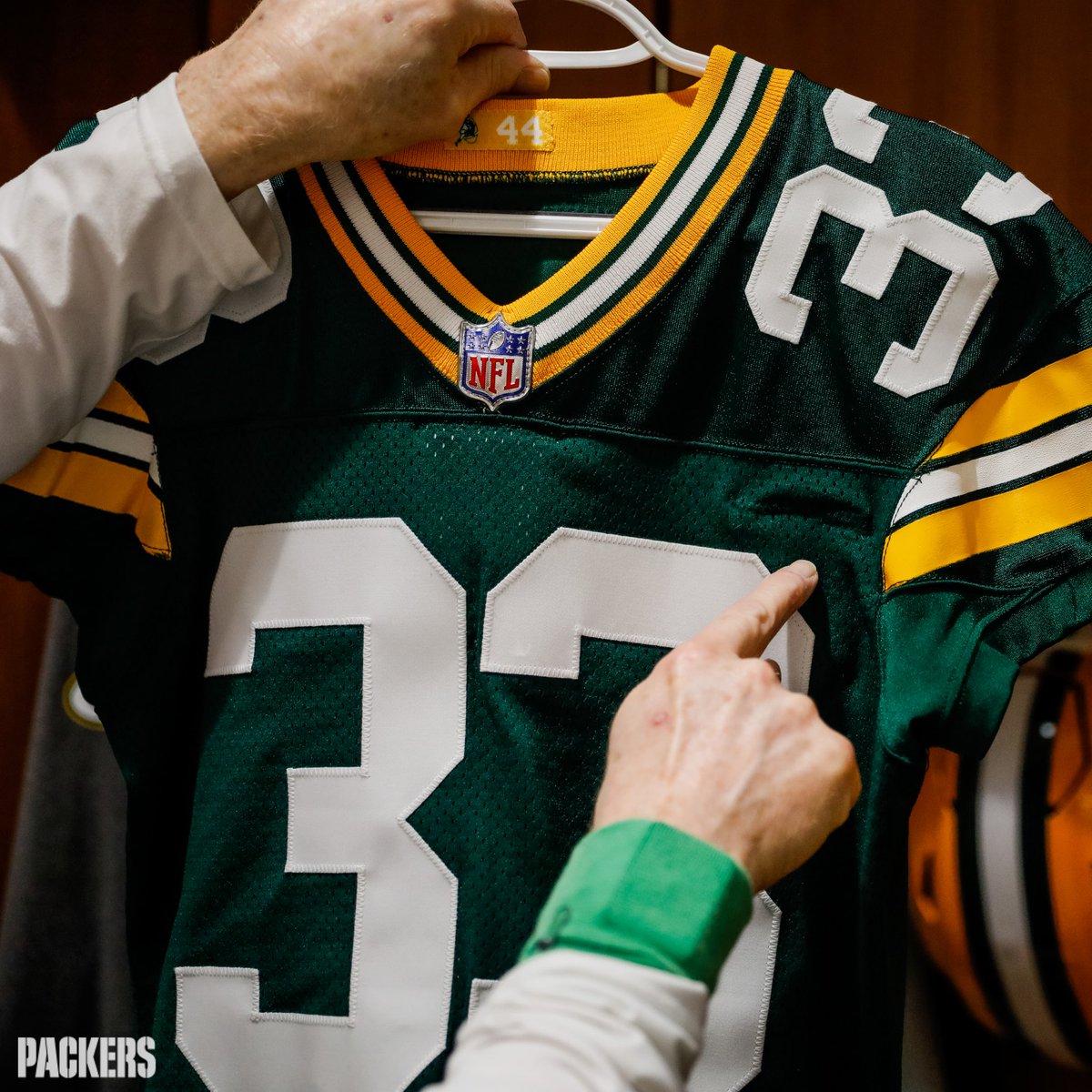 packers's tweet photo. #Packers equipment manager Red Batty built a pocket in @Showtyme_33’s jersey to hold the pendent containing his father’s ashes. 🙏 https://t.co/kVQaLE1QJ3