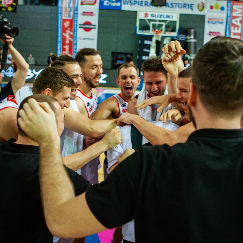 KK_Astoria's tweet photo. #LEGEND4 rozpoczął spotkanie z @CzarniToWy swoim firmowym hakiem, a na koniec numer 4️⃣ został oficjalnie zastrzeżony i powędrował pod sufit hali Arena.
Zapraszamy na galerię zdjęć z wczorajszego zwycięstwa ⤵️
#plkpl