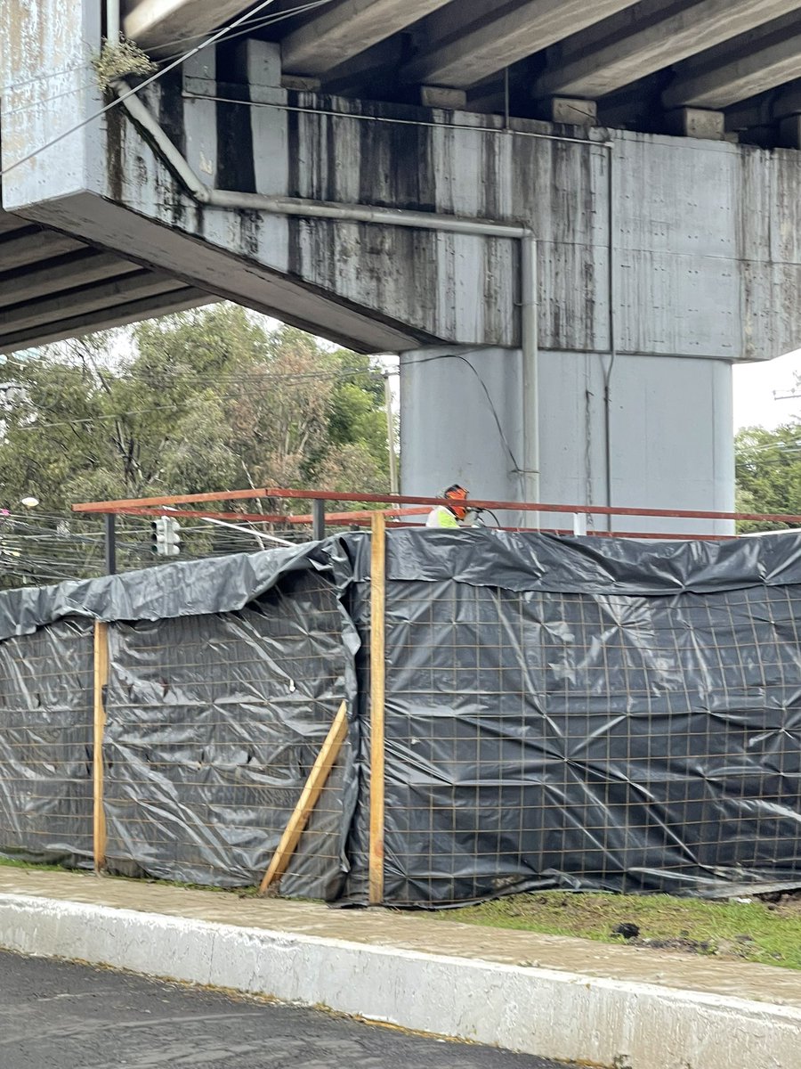 mcpc65's tweet image. CUAJIMALPA NO PROGRESA!!! Construcción del Banco #Bienestar… justo debajo de un puente mal construido… en uno de los cruces más conflictivos de la zona de vista hermosa y cuajimalpa… en una calle llena de baches y hoyos!!! @AdrianRubalcava @Claudiashein @CuajiProgresa