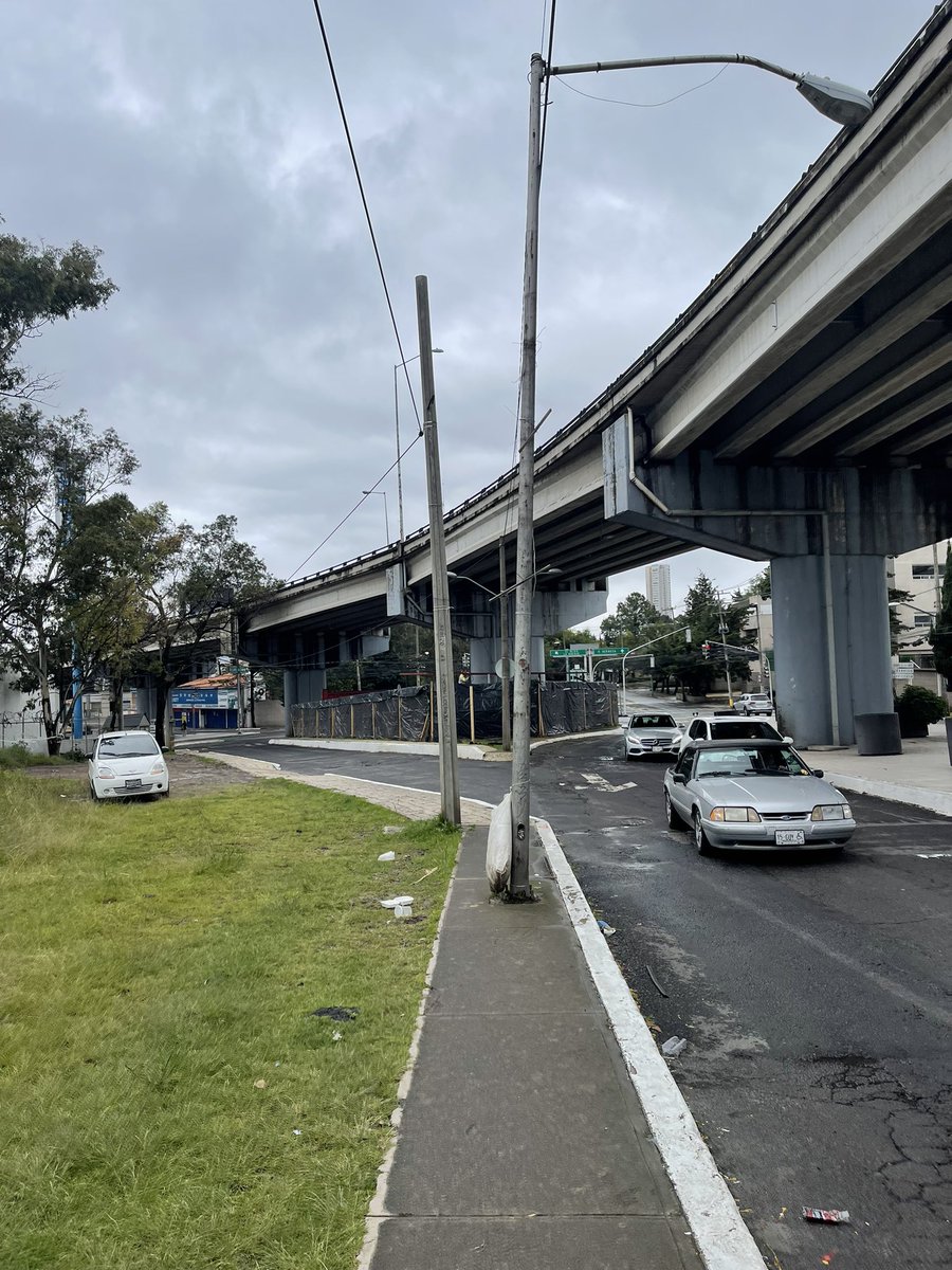 mcpc65's tweet image. CUAJIMALPA NO PROGRESA!!! Construcción del Banco #Bienestar… justo debajo de un puente mal construido… en uno de los cruces más conflictivos de la zona de vista hermosa y cuajimalpa… en una calle llena de baches y hoyos!!! @AdrianRubalcava @Claudiashein @CuajiProgresa