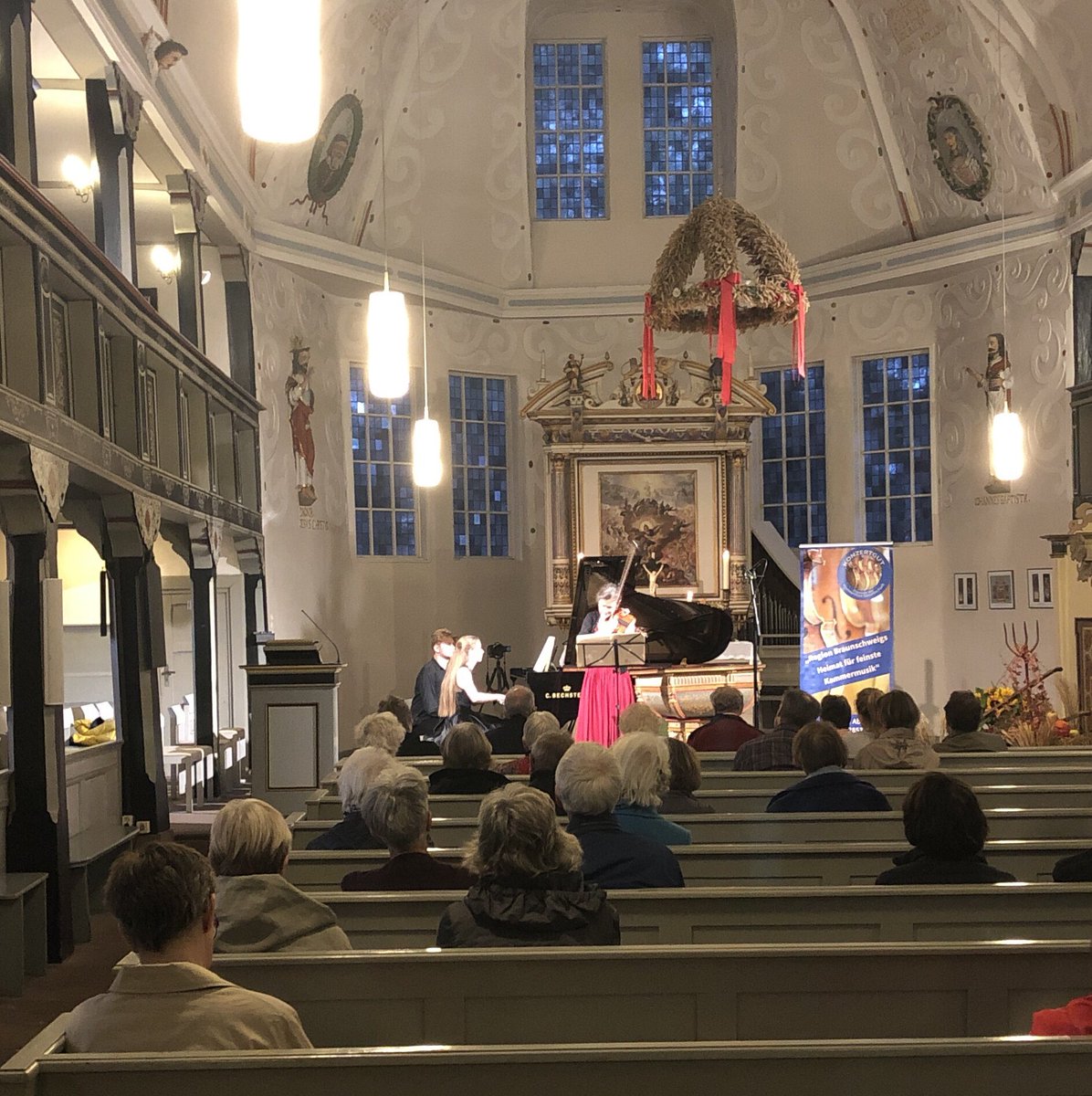 Das Duo Grether - Rudi spielt gerade Ravel. <a href="/elsagrether/">Elsa Grether</a> <a href="/nicole_rudi/">Nicole Rudi</a>