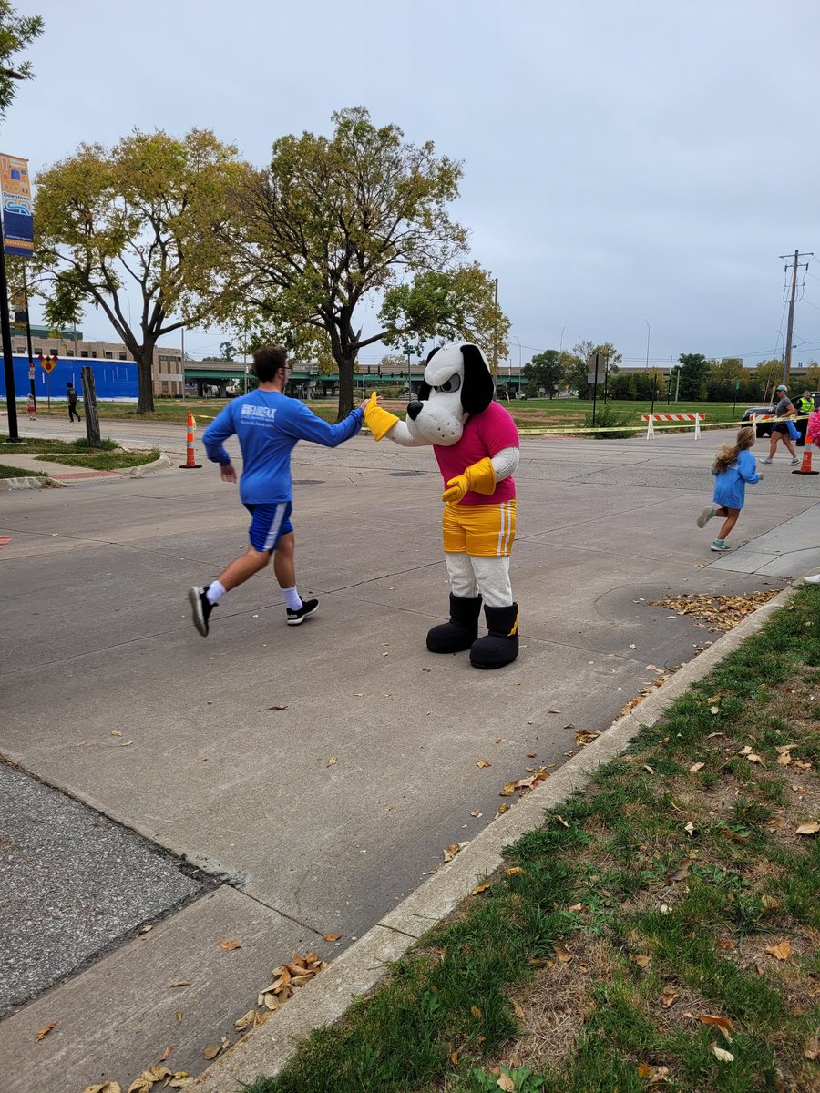 mjamesagd's tweet photo. Had fun with my buddy Stormin' Normin this morning at the Especially for You race! Loved seeing all the CPU fans &amp; a former Normin team member! 🐾🖤💛🐾 #CPUSchools #CPUActivities https://t.co/l5lgzfG48p