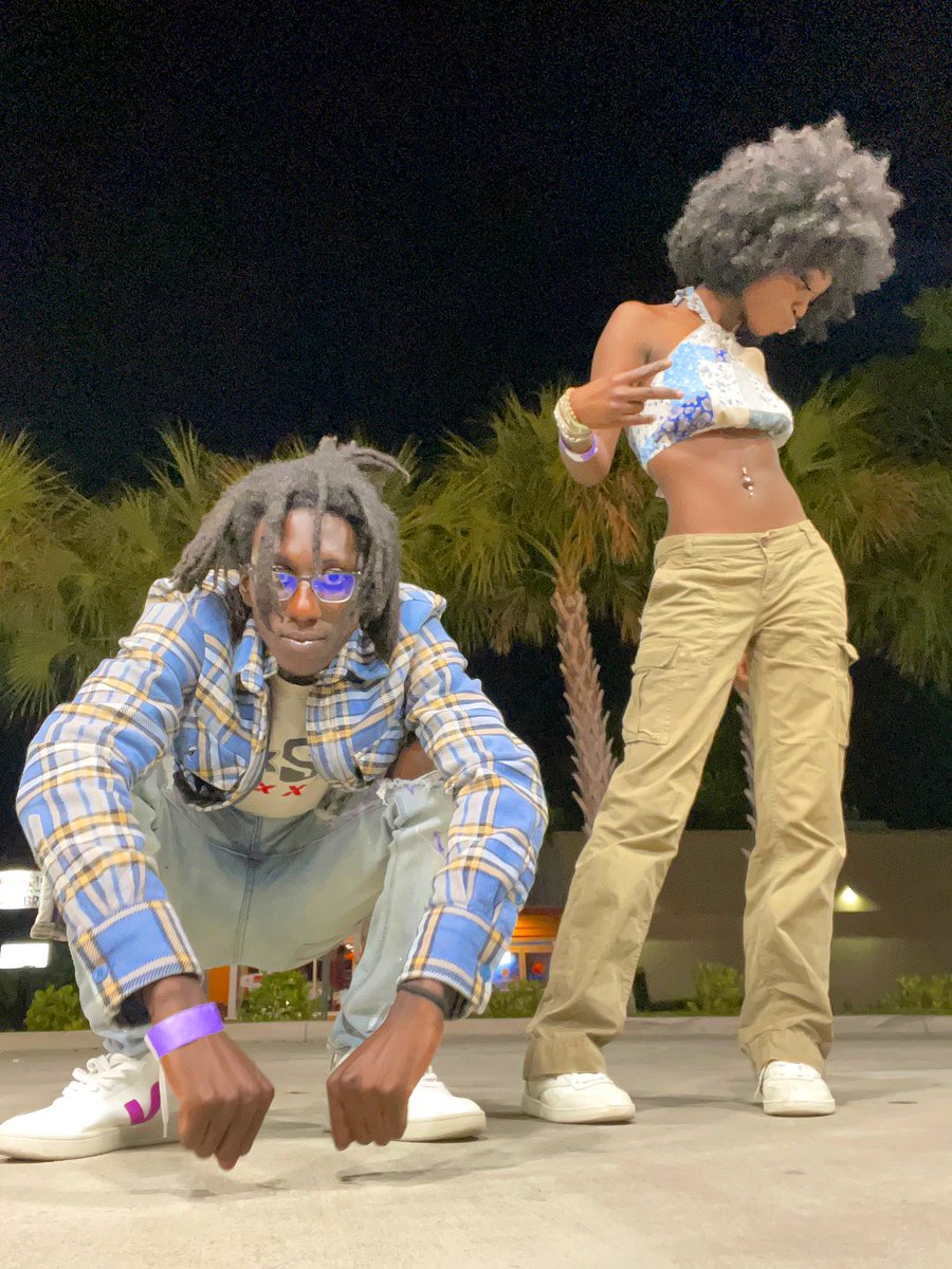 Naiiiture's tweet image. The dark skin is what REALLY made these photos 🤎