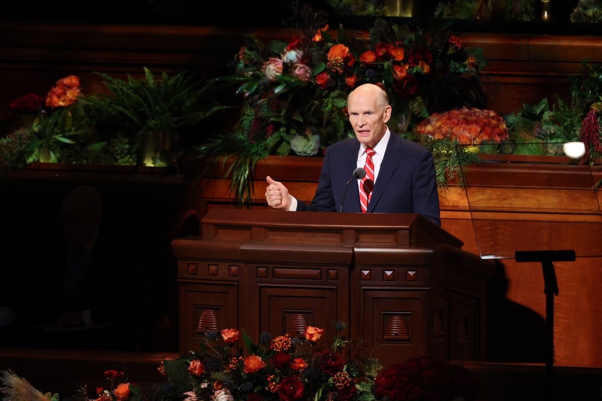 Ch_JesusChrist's tweet image. “When love of Christ envelops our lives, we approach disagreements with meekness, patience, and kindness. We worry less about our own sensitivities and more about our neighbor’s.” —Elder @DaleGRenlund 
#GeneralConference