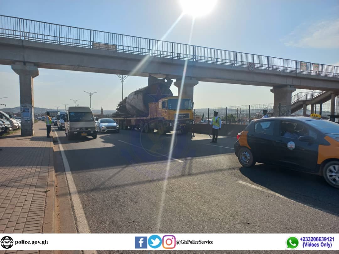 GhPoliceService's tweet photo. Tema bound loaded lowbed truck is stucked under the Hong Kong footbridge on the George Walker Bush motorway.

Odorkor mttd personnel are currently at the scene  directing and assisting approaching motorists. Read more from the link below. 
https://t.co/zeFejdjH0N https://t.co/AblwKIV9zN