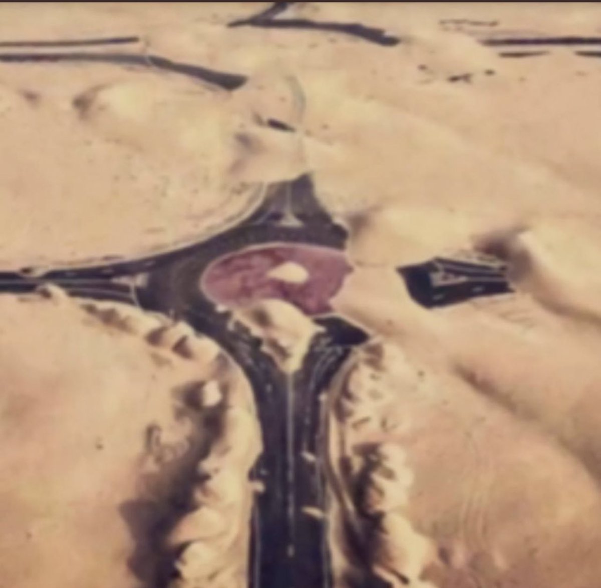 فدا خوة اهل الطيب خوتك يالبوار
رجالٍ كثـير المدح طيّب عمايمهـاا

طريق المراجل كل كيلو يجي دوار
يديور معه ننـااسٍ تـردت عزايمهـاا