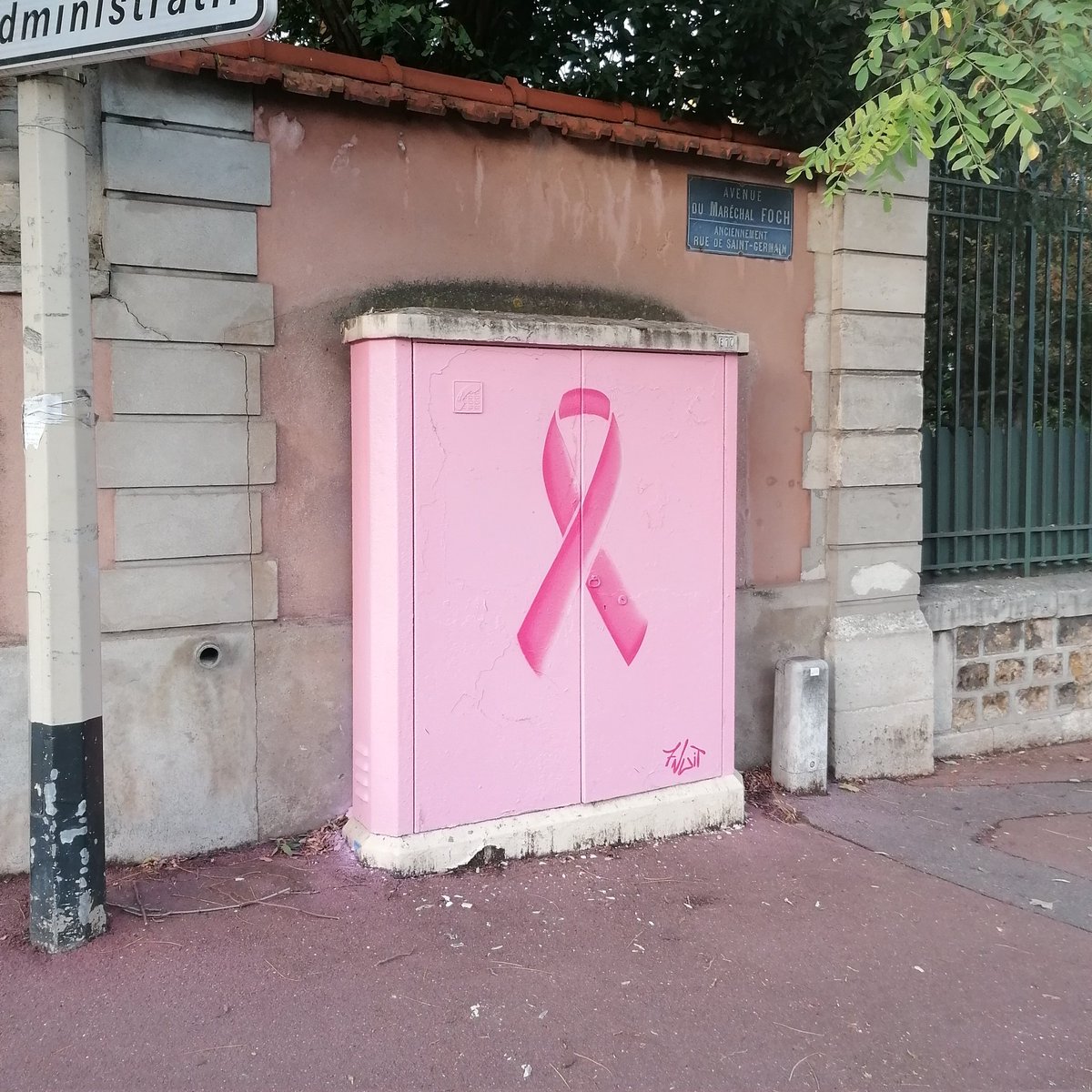 _7Nuit_'s tweet photo. 💗 🎀 Les rues de @VilledeChatou s'habillent en rose pour #OctobreRose. cc @EricDumoulin78 - @fournierghisl1 #chatou #7nuit #streetart https://t.co/QSBqx8tTjf