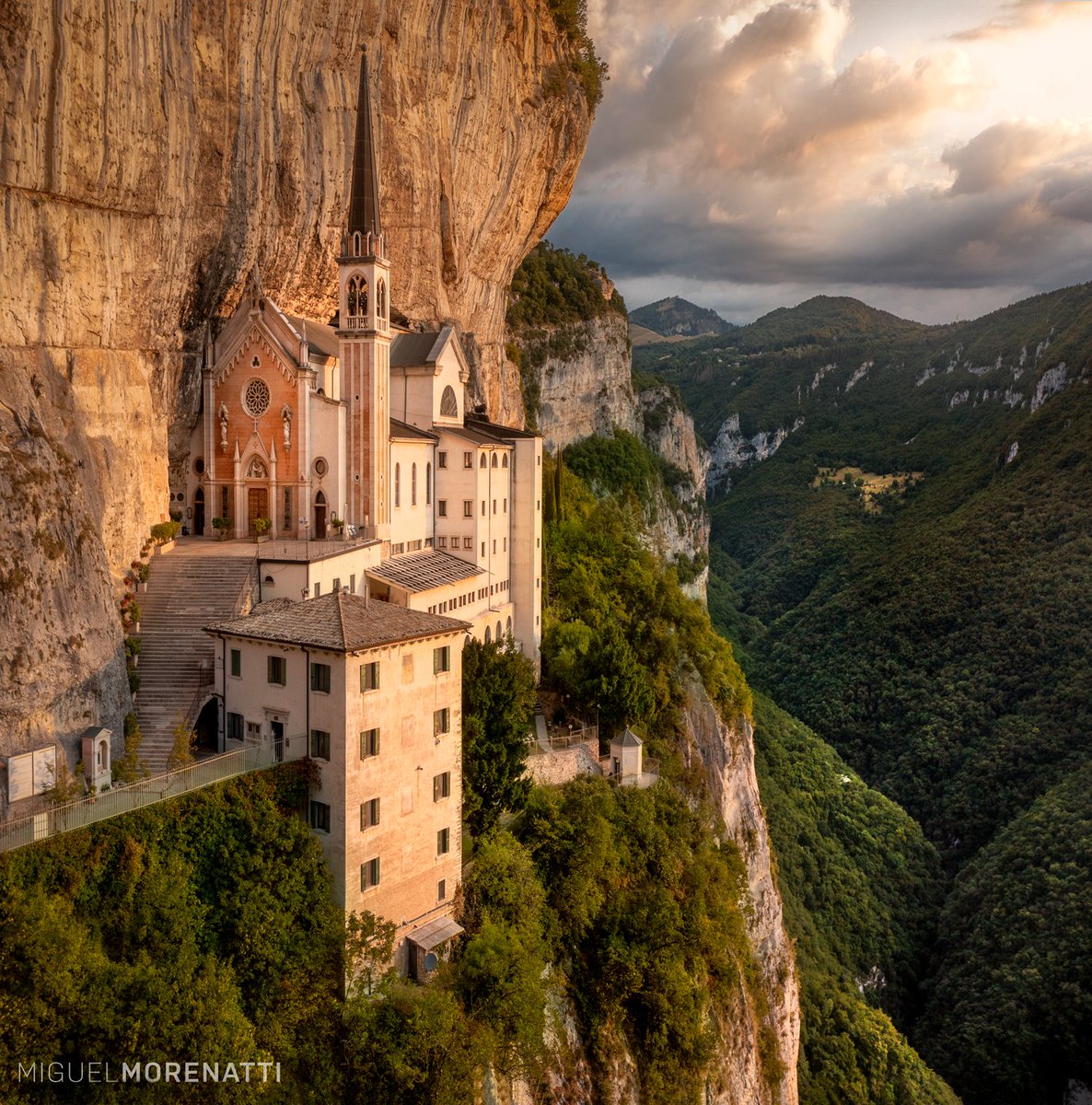 Suspendido entre el cielo y la tierra, uno de los lugares más impresionantes y poco conocidos de Italia.
-Santuario Madonna Della Corona.

©MiguelMorenatti