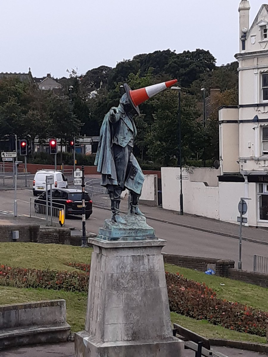 DSMendez79's tweet photo. @river_medway @dragraceukbbc I saw this on my vertual London marathon this morning and thought of you https://t.co/Abde2A7TYj