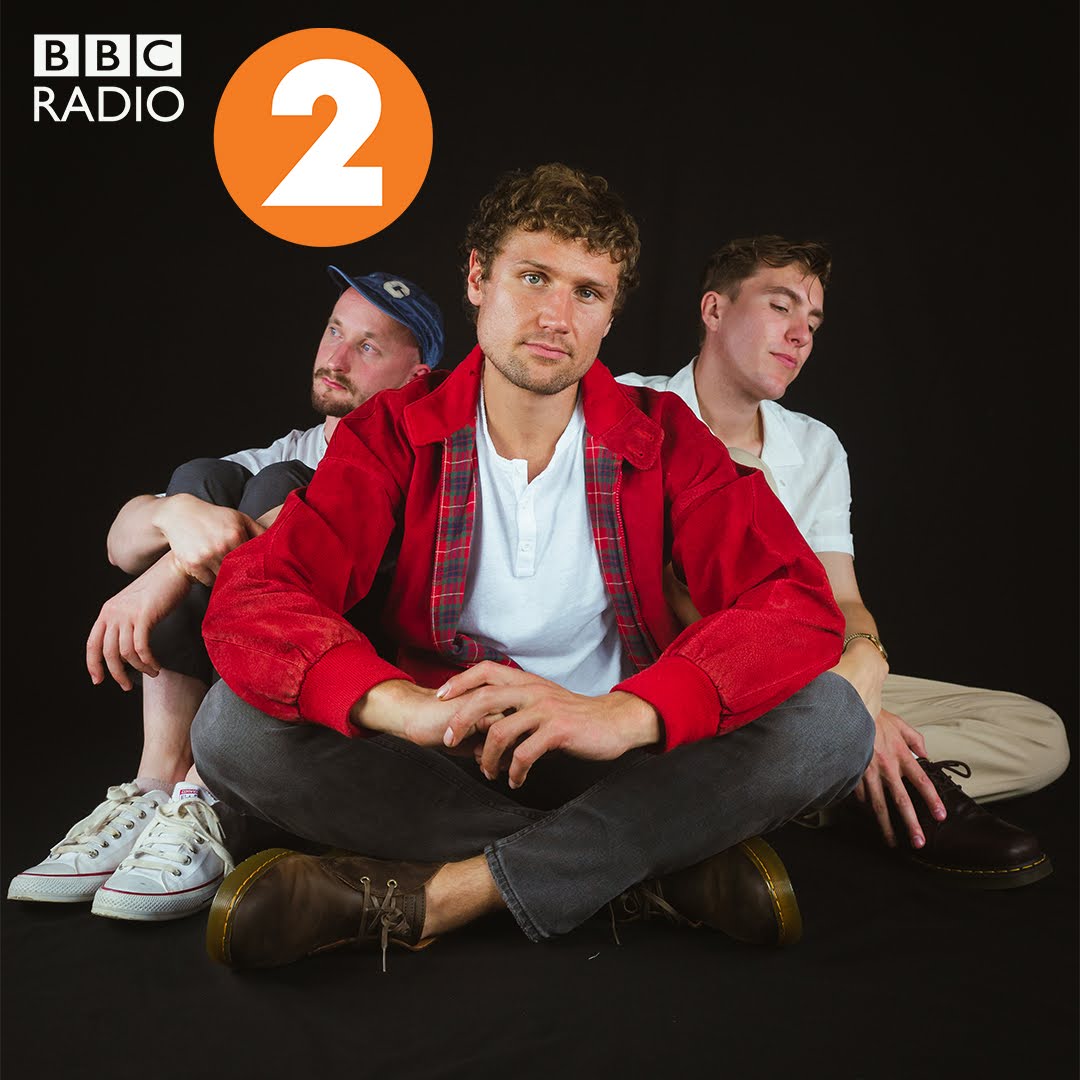 PatternpusherUK's tweet photo. Thank you so much for giving Happy Place it's first @BBCRadio2 play today #teamPOGr2 @malprin @PaulOGradyShow 
Perfect way to end a Sunday 🌟
@mbmartists https://t.co/gTCmNeP7Tb