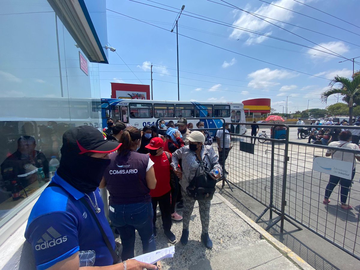 goberguayasec's tweet photo. Personal de la Gobernación del Guayas continúa este domingo con la asistencia a familiares de reos fallecidos. 

En los exteriores del Laboratorio de Criminalística, se les provee de alimentos y refrigerios facilitados por la empresa privada. 

Continuamos activados 24/7. https://t.co/FgsNElI75g
