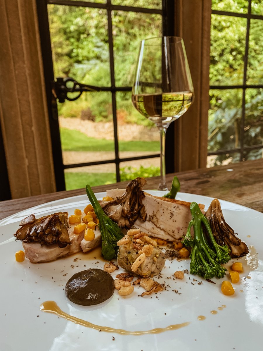 Warm, toasty and craving a roasty 🤤
.
Sunday suppers are a staple and this delicious roast chicken topped with gorgeous greens, hen-of-the-wood mushrooms and tastebud tingling truffle certainly hits the spot.
.
#foxhillfoodies #winnerwinnerchickendinner #warmandroasty