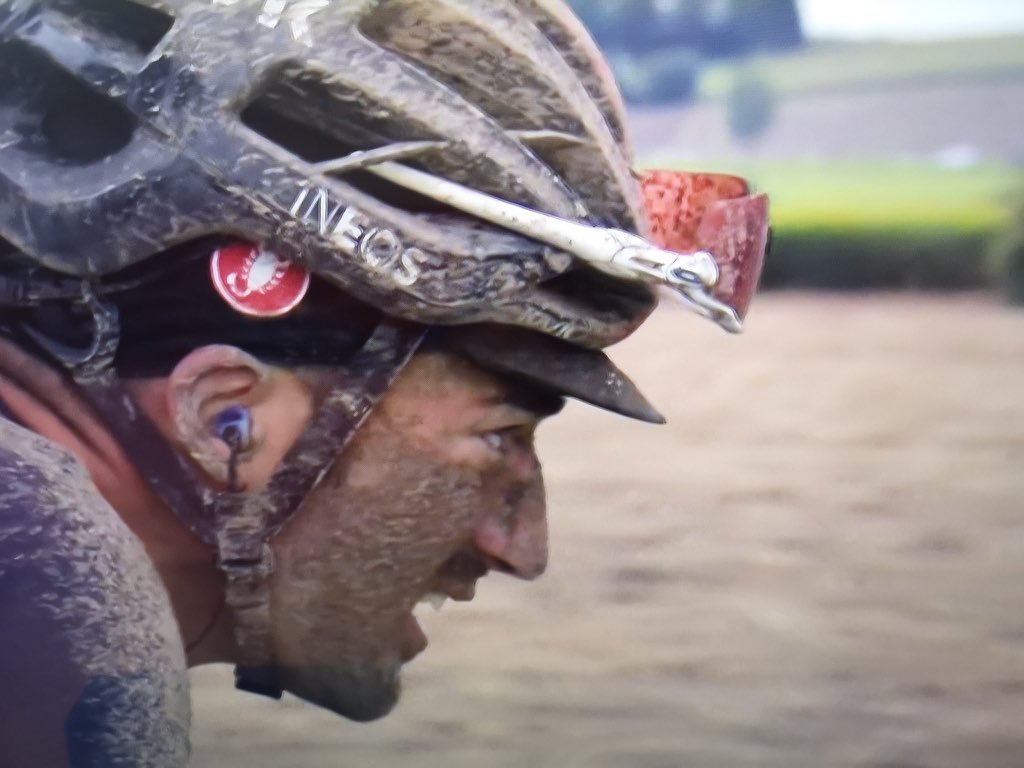 Era in testa, ha forato, è caduto, alla fine è arrivato quarto. Gianni Moscon ci hai fatto emozionare! 👏

#ItaliaTeam | #ParisRoubaix | <a href="/Federciclismo/">F.C.I.</a>
