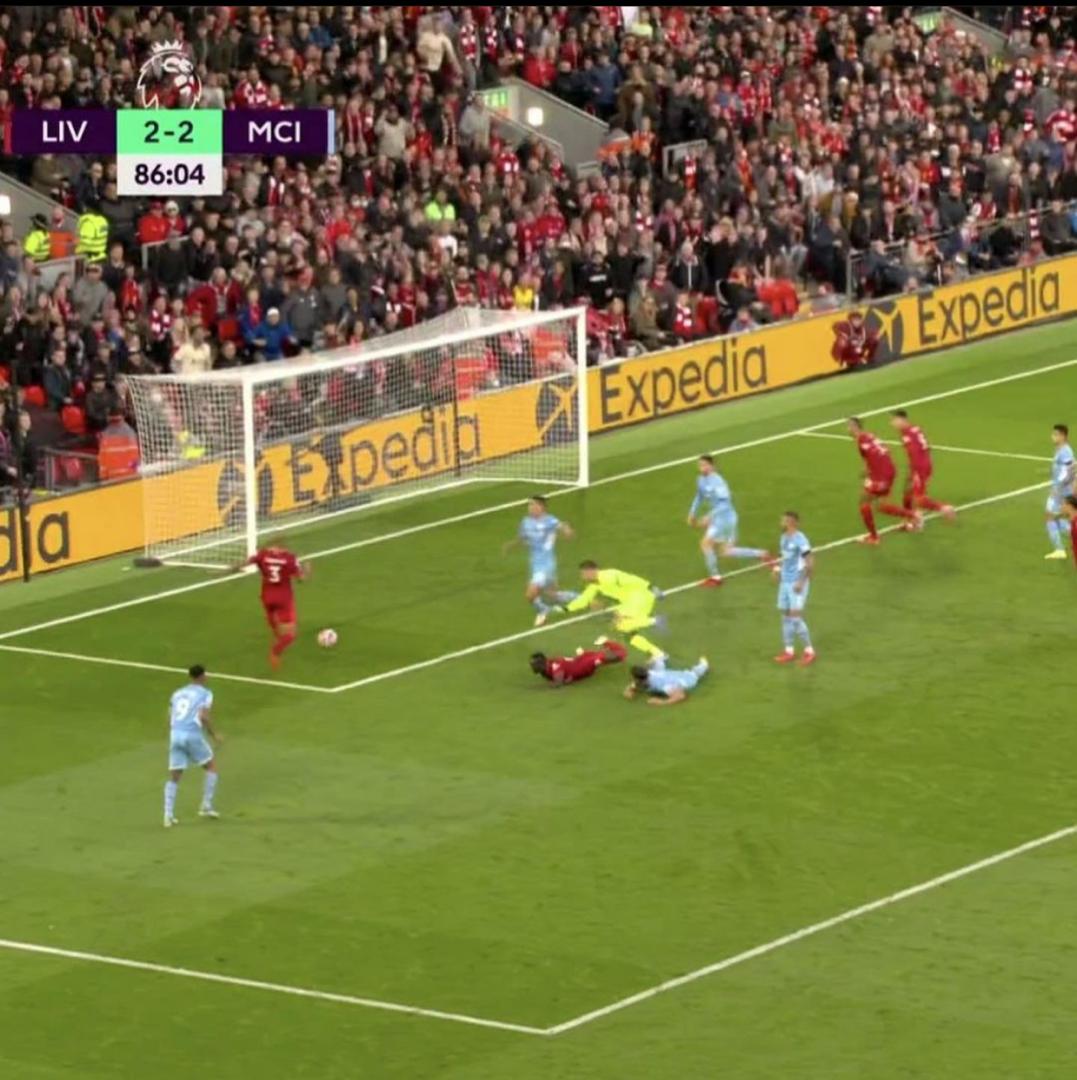 Eugen_0108's tweet image. Fabinho missed      Chilwell scored 
from here                 from there