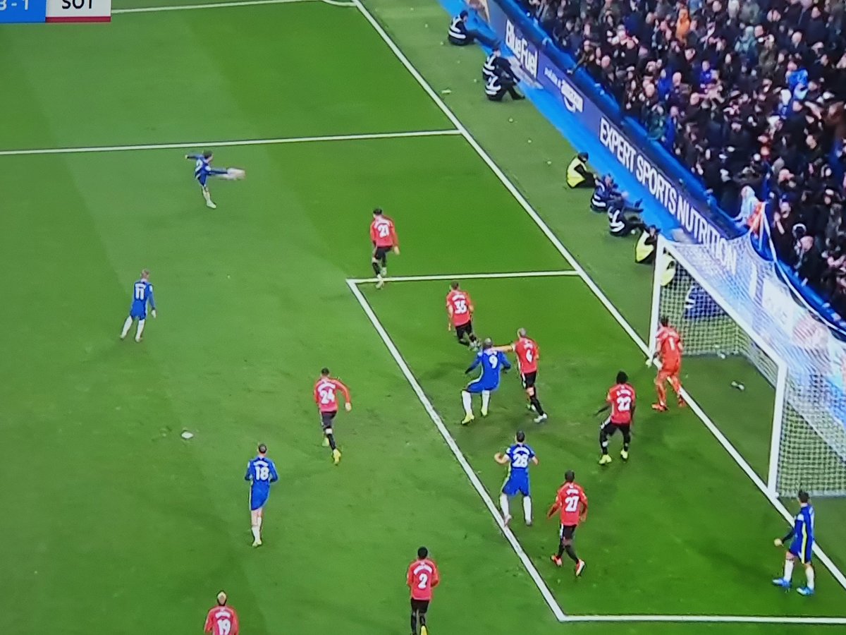 Eugen_0108's tweet image. Fabinho missed      Chilwell scored 
from here                 from there