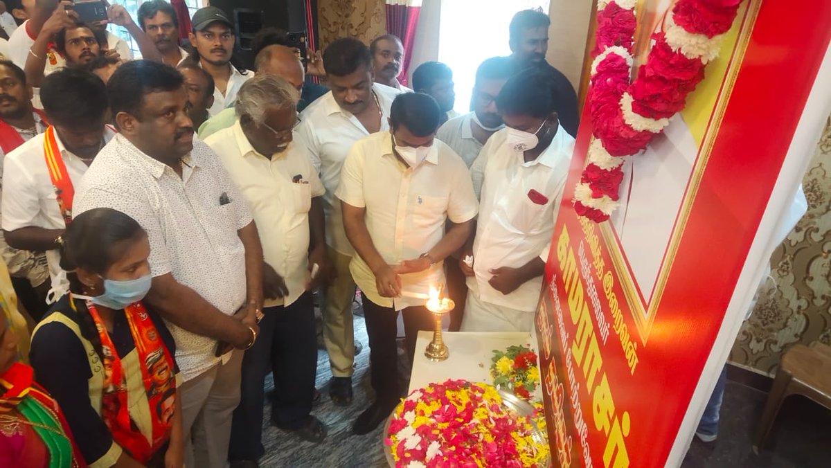 *அக் 02 முன்னாள் முதல்வர் கல்விக் கண் திறந்த ஐயா காமராசர் அவர்களின் 45 ஆவது நினைவு நாளில் அவரது திருவுருவப் படத்திற்கு நாம் தமிழர்கட்சியின் தலைமை ஒருங்கிணைப்பாளர் செந்தமிழன் சீமான் மள்ளர் மீட்புக் களத்தின் தலைவர் கு.செந்தில்மள்ளர் ஆகியோர் புகழ் வணக்கம் செலுத்தினர்<a href="/SeemanOfficial/">சீமான்</a>