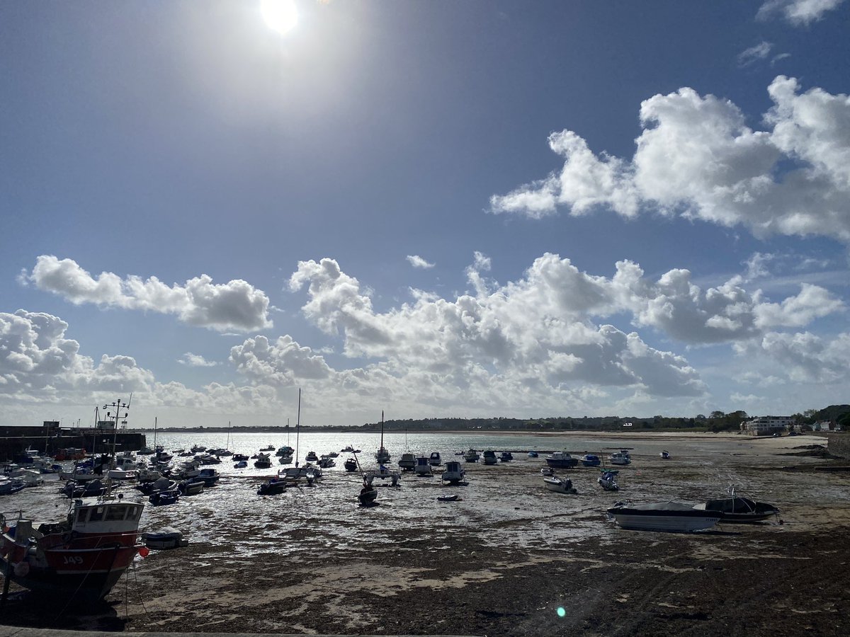 Seafood with a sea view! The oysters and skate I devoured for lunch at <a href="/SumasRestaurant/">Sumas Restaurant</a> were brought in from the Atlantic just yesterday 👌 <a href="/VisitJerseyCI/">Visit Jersey</a> <a href="/TTGMedia/">TTG</a>