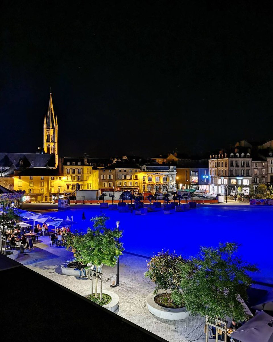 📷 Terminons la semaine avec cette belle photo prise Place de la République #Limoges 😍 © Romain Grondin