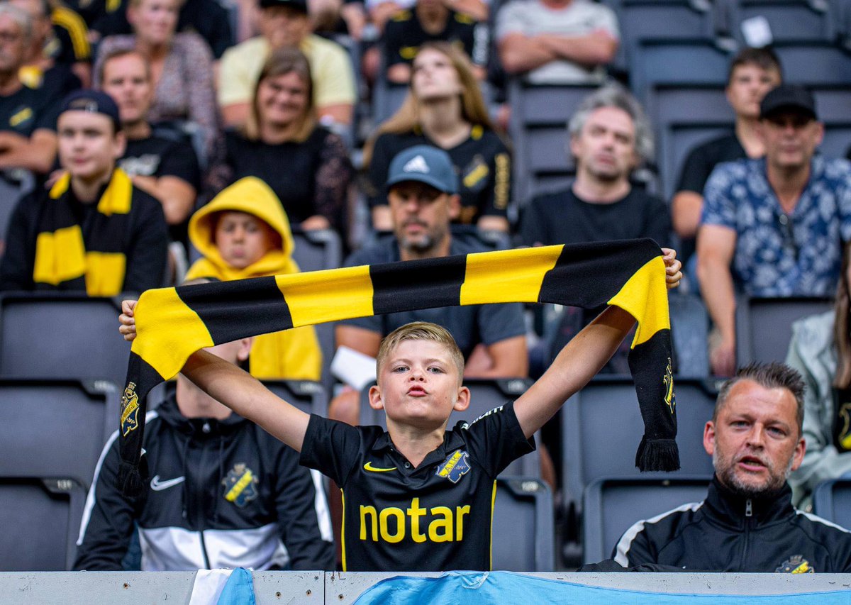 joakimhall's tweet image. Originalet från AIK-Kalmar i juli. Helt galet mäktig målning av AIK Tifo. Stötta dem med Swish: 123 344 34 96. #AIK