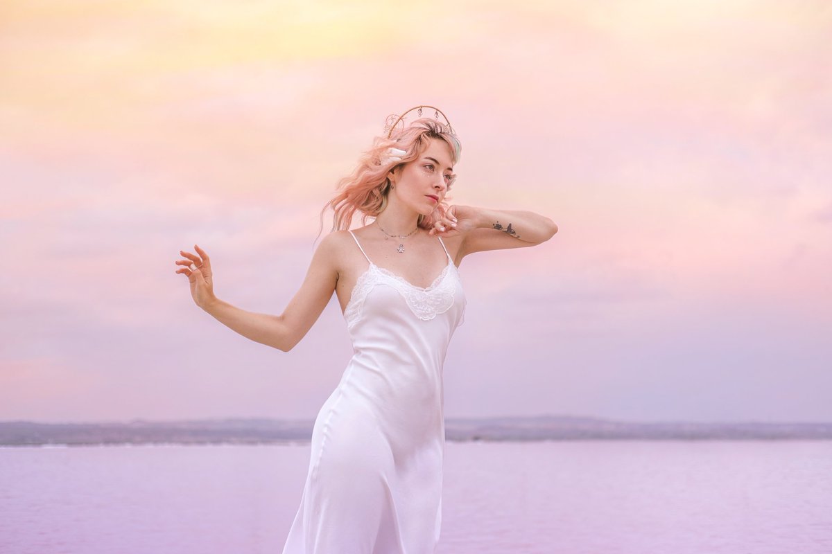 Honestly, me estoy conteniendo para no subir la sesión entera de una porque estoy en el suelo con cada foto que sale de esta fotógrafa.
By Cristel Tudela
Insta: srtamorathi