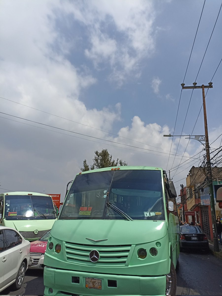 AlfonsoFloresZ's tweet photo. Señora @lialimon llevamos años sufriendo la falta de organización vial causado por el mercado de puerta grande y los microbuseros que no respetan y bloquean el paso de la única vía de bajada. Por favor ya hagan algo https://t.co/5a7OlJ9rvJ