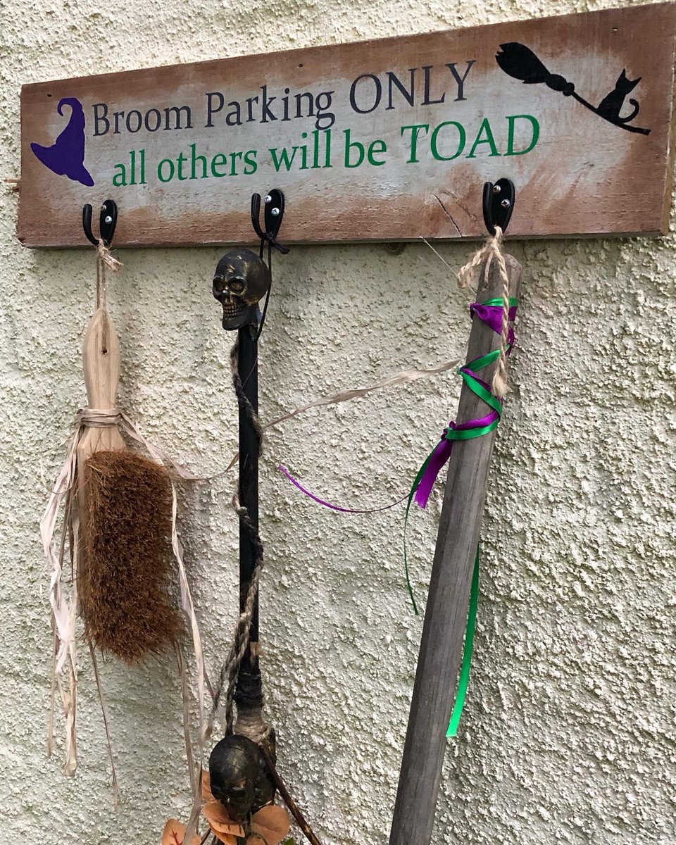 cazababe75's tweet photo. The witches are in🧹🪦#halloween2021 #homeandgardendecor https://t.co/qaPHHsxvdv
