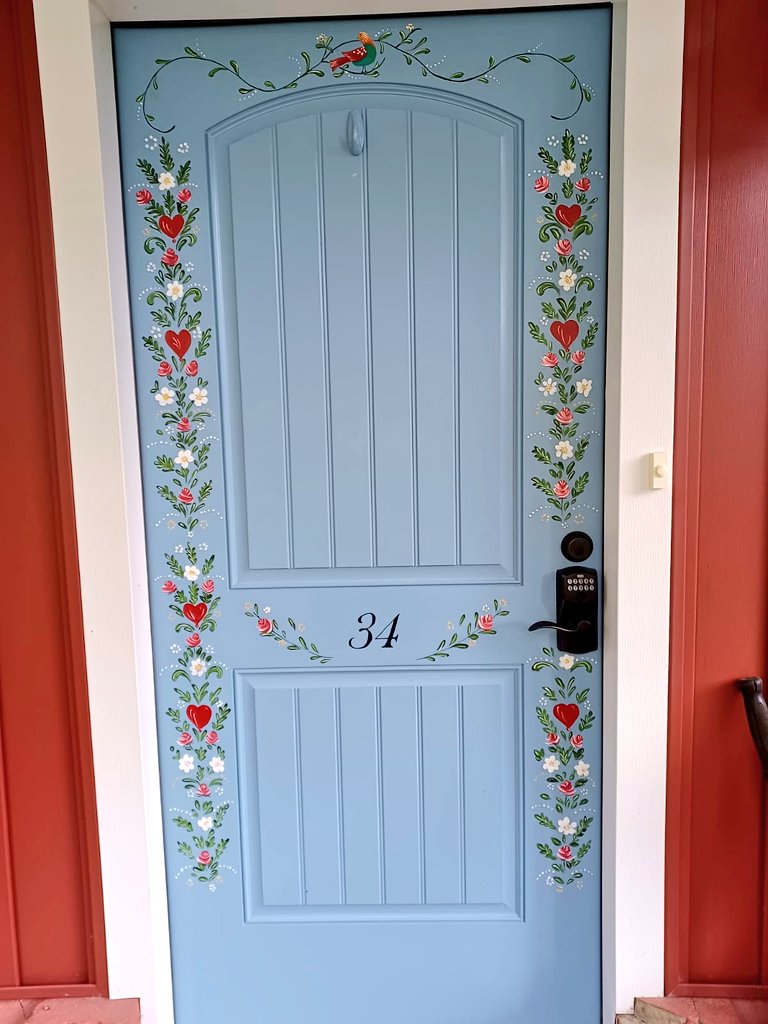 So my mom decided to paint her front door.. 🙌