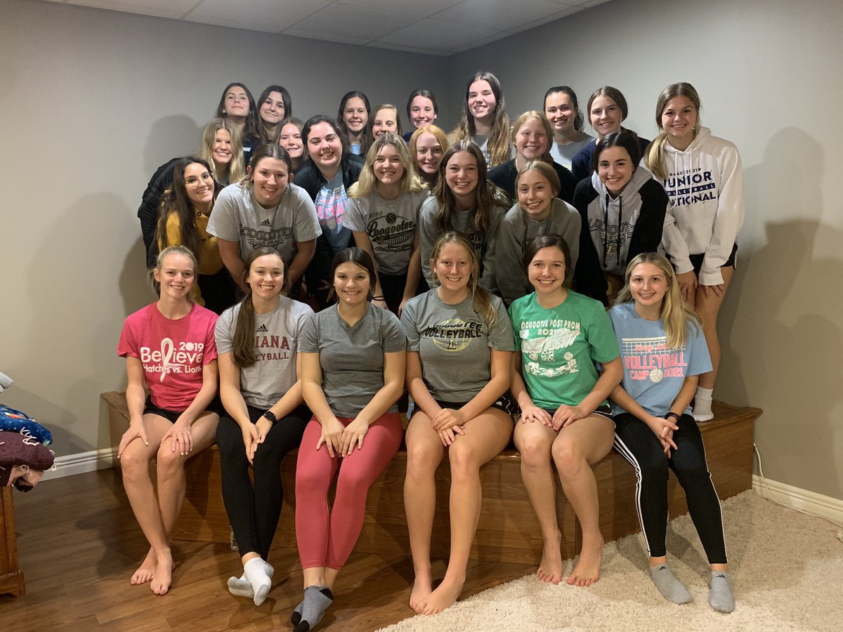 LoogooteeVball's tweet image. Sectional Draw party….Loogootee is ready!! #LHSVB 
@IHSVCA
@IHSAAvb
@IHSAAtv
@KerrieSchlu