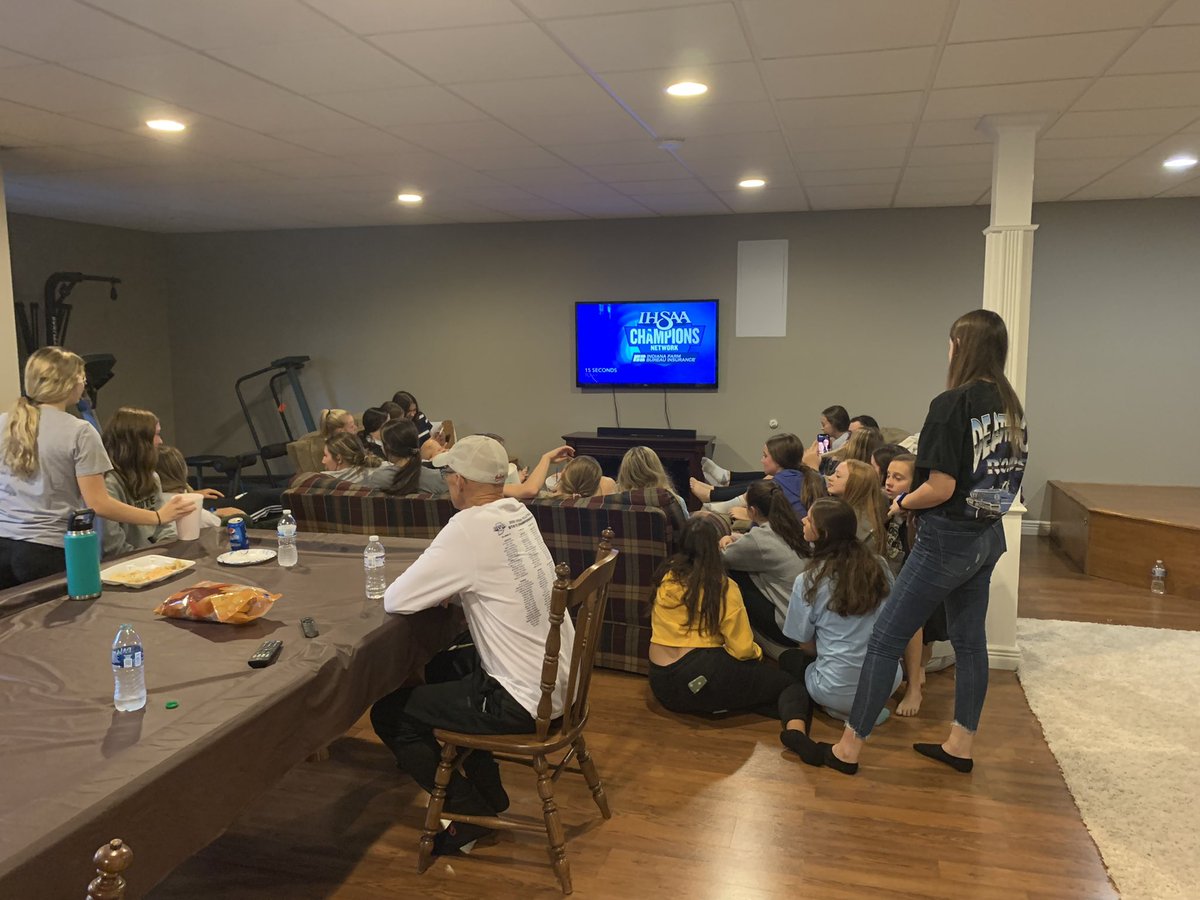 LoogooteeVball's tweet image. Sectional Draw party….Loogootee is ready!! #LHSVB 
@IHSVCA
@IHSAAvb
@IHSAAtv
@KerrieSchlu