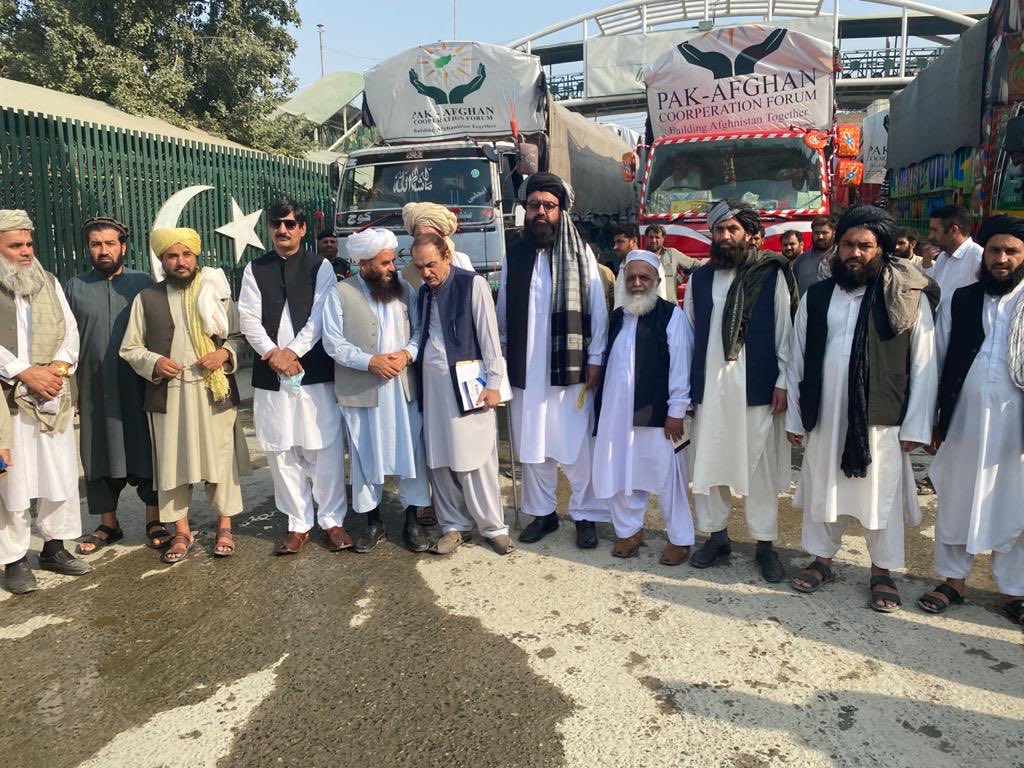 KingSiasi's tweet photo. #Pakistan Sends Another Fresh Consignment of #Relief_Goods of 13 Trucks Carrying 174 Tons of #Flour, #Sugar &amp; #Rice Through Torkham Border to Afghanistan.
#Kabul 
#Afghanistan https://t.co/uN6CgcMXZX