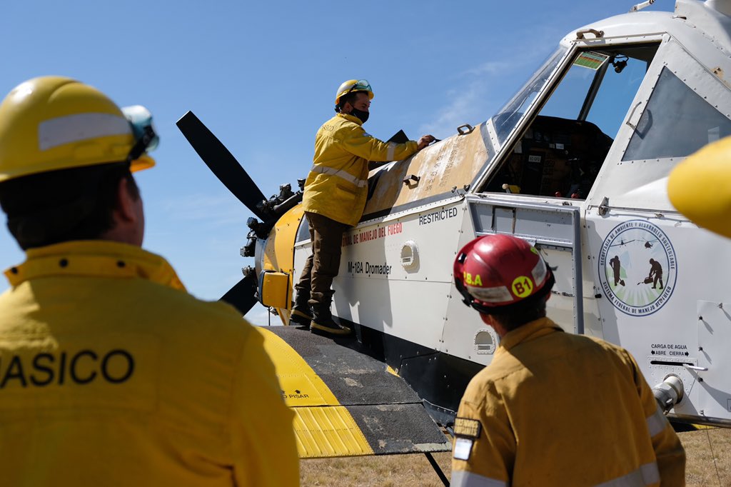 Desde @AmbienteNacion enviamos el apoyo solicitado por las provincias de Córdoba y San Luis a raíz de los incendios que están sucediendo y ponemos a disposición personal del Servicio Nacional de Manejo del Fuego.