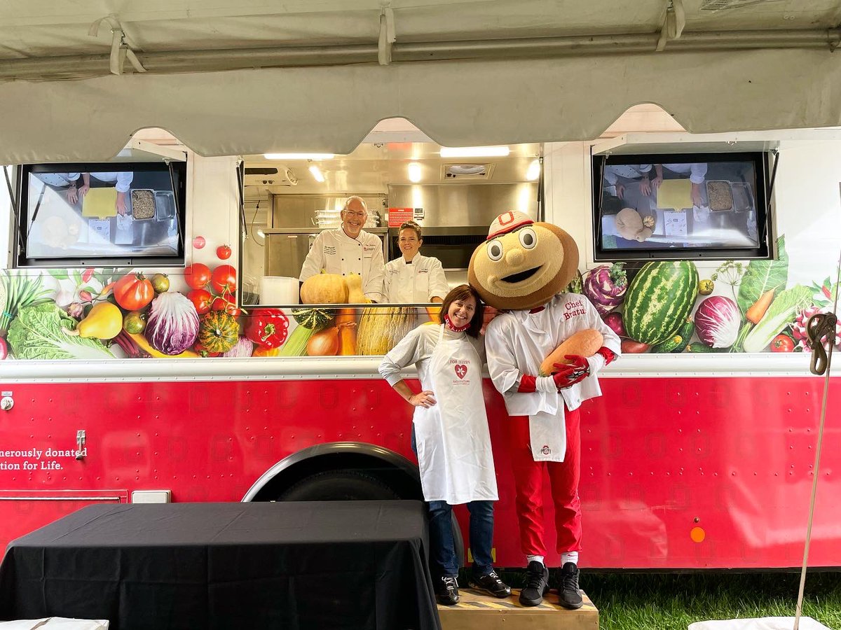 grows_hope's tweet photo. We had so much fun at the “Farming for Champions” event for @buckeyethon families today at Waterman Farm! Chef @Brutus_Buckeye loves loves the #garden! @ColleenSpees #forthekids #buckeyethon #farmingforchampions https://t.co/zQsWLZJczP