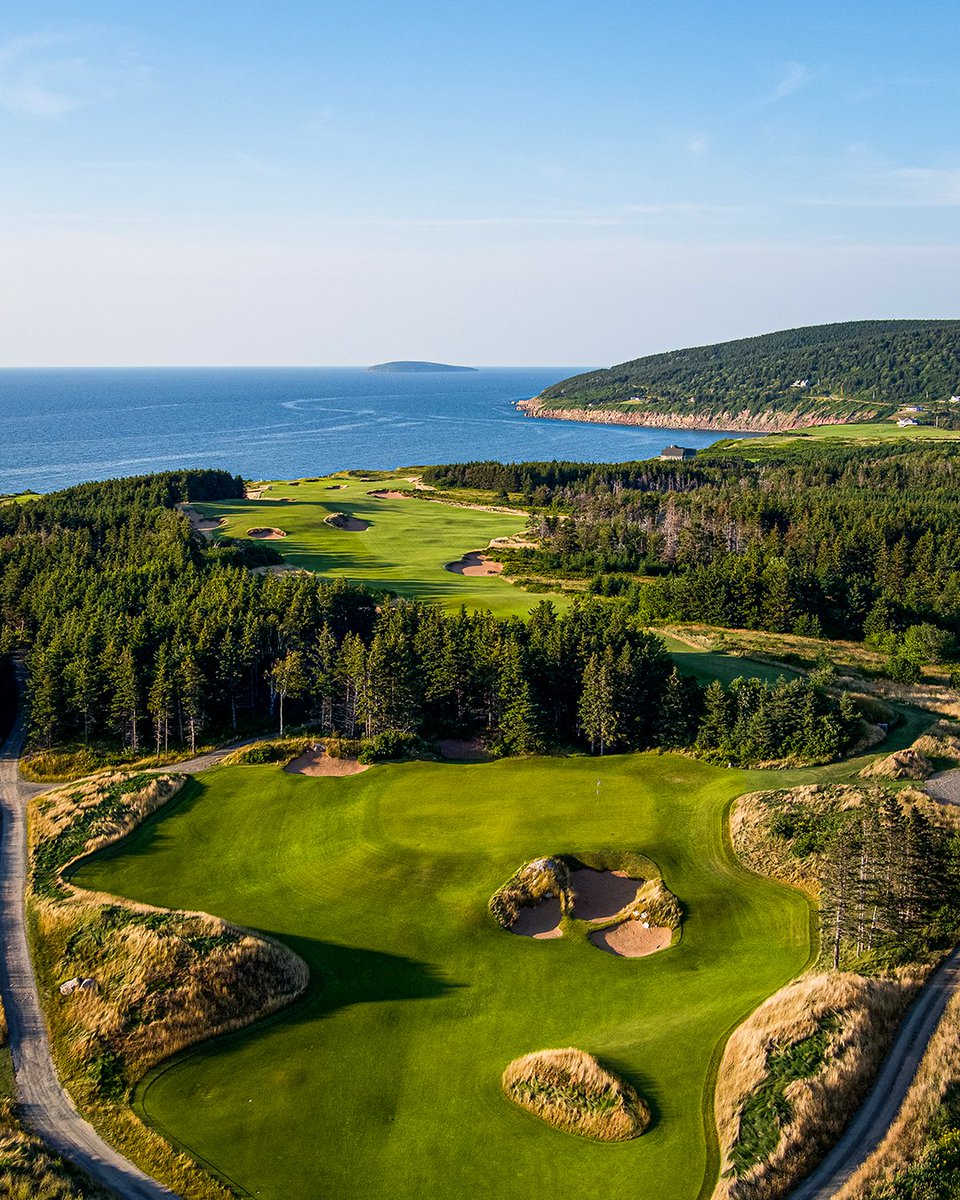 Any fans of the 14th and 15th holes at Cabot Cliffs? 🙋‍♀️🙋‍♂️ We love this fresh perspective captured by @homeintwogolf, with hole 14 in the foreground and hole 15 zig-zagging its way towards the ocean and Margaree Island. What was your most memorable shot on either hole 14 or 15?