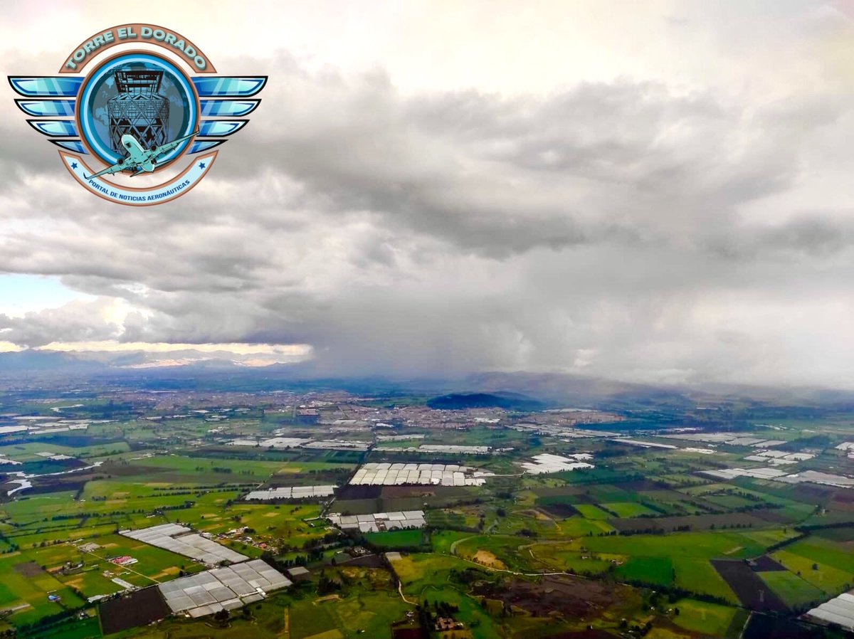 Desde cabina la tripulación capta el fuerte aguacero en el VOR SOA (Soacha) en la tarde del 3 de octubre momentos antes de aterrizar en #Bogotá. 📸 anónimo.