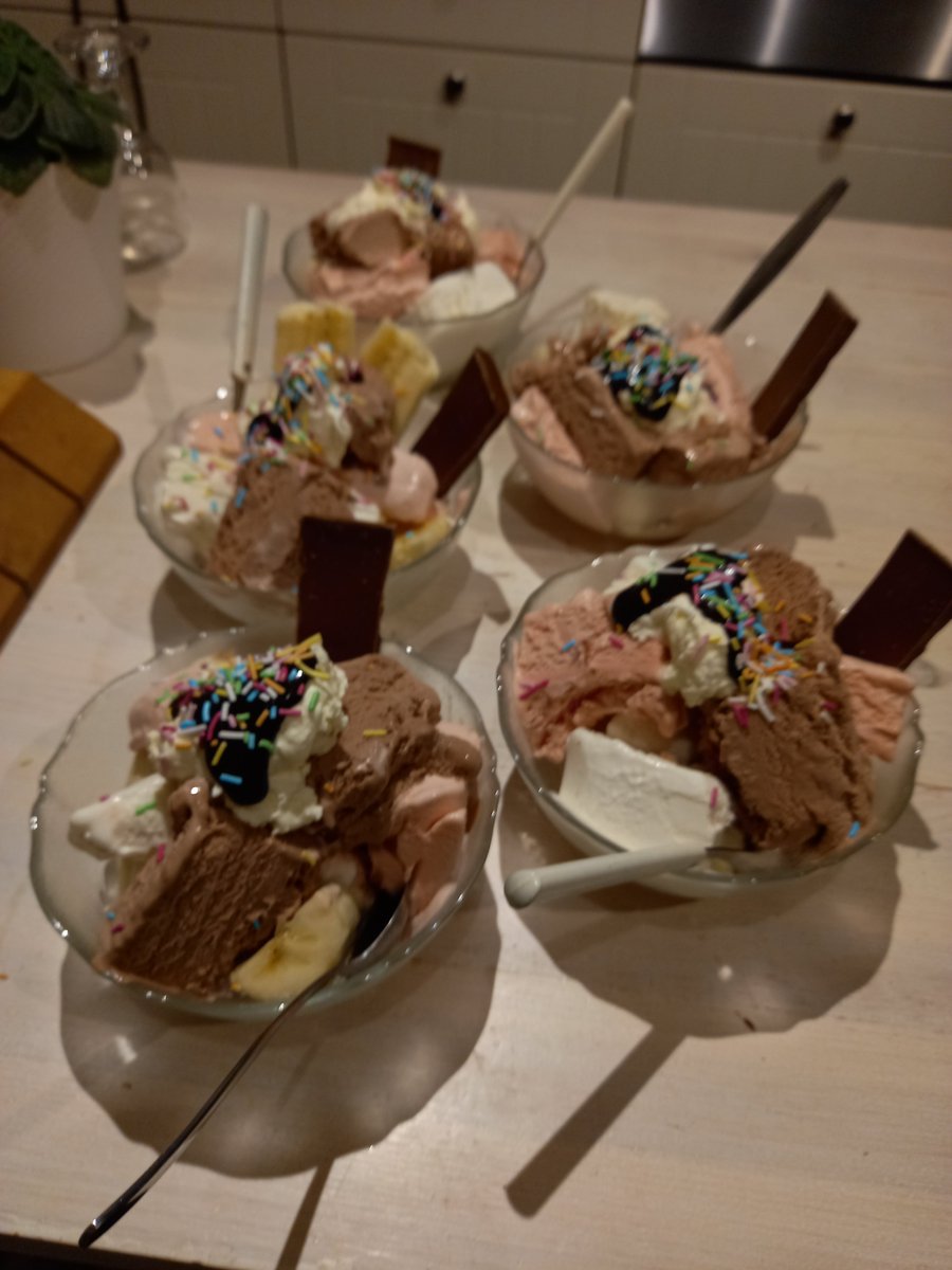 pikkufighter's tweet photo. Day 121: Did some more cleanup on the house but I guess you prefer to see some ice cream.

#dessert https://t.co/yQkfQG7riq