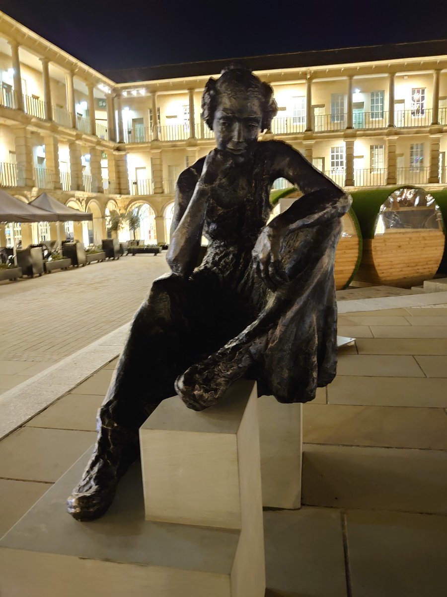 @nickychanthomp @spiceyw I went on Monday night before I headed back down to London the next day. It was so peaceful just sitting there with her, I'm sure many people will take a moment to sit there. Thank you both again for all you've done to bring Anne Lister to us and @ThePieceHall.