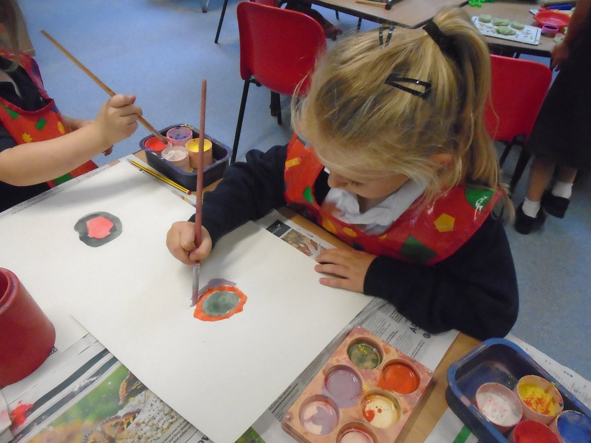 crosshallinfant's tweet photo. This week in Reception, the children have been learning about the artist @artistkandinsky. We looked at colour mixing and talked about primary and secondary colours. We then recreated his famous ‘Squares with Concentric Circles’ art work. We are very proud of our end result! https://t.co/PiibjoaMn1