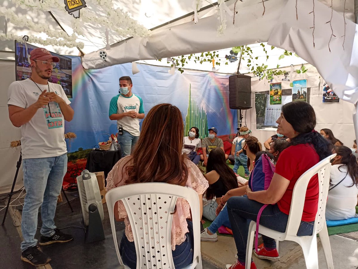 ¡Último día de <a href="/fiestalibro/">Fiesta del Libro</a>! 🎬❤️🥳 Nos llevamos cientos de recuerdos llenos de mucha acción. Gracias por empelicularse con nosotros en el Jardín Botánico que durante 10 días se convirtió en Ciudad Esmeralda. 🎞📽 #JardínLecturaViva 🌺