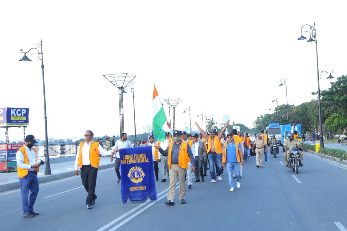 lcidistrict320b's tweet photo. A walk to display 1km long National Flag 🇮🇳 
On occasion of 75th Independence Day Celebrations #AzadiKaAmritMahotsav and 152nd Birth Anniversary of Mahatma Gandhi ji 
at Tank Bund ( Sunday Funday with Lions )
LCI District 320B
@lionsclubs 
#lcidistrict320b #servewithempathy https://t.co/Gn2Ceydmml