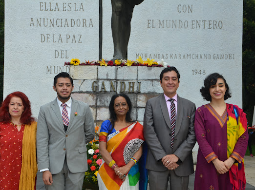 MarujildaC's tweet photo. El día de ayer participé en la celebración de cumpleaños de #Gandhi. Fue una hermosa oportunidad para acercarme a la musicalidad y expresión de la #India. #GandhiJayanti #bhayan #VaisnavJanTo @iccr_mexico https://t.co/xYCVvswfyh