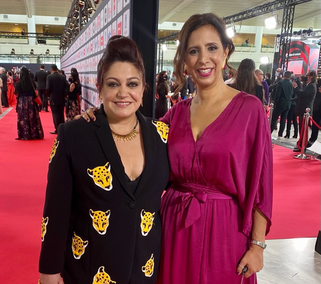 Detrás de esta foto hay un mar de emociones. Armonika dice presente en la alfombra roja de los <a href="/PremiosPLATINO/">Premios PLATINO</a> ✨ <a href="/MarcelaBenjumea/">Marcela Benjumea P</a> vestida por <a href="/diegogzo/">Diego Guarnizo</a> y acompañada de nuestra CEO <a href="/MonicaForeroP/">Monica Forero P</a> ¡DIVINAS! #PremiosPLATINO2021