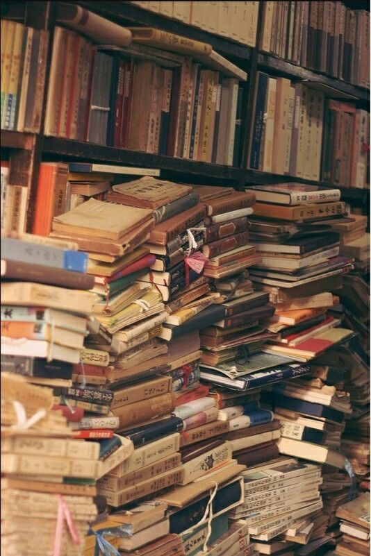 jeon_vantella's tweet photo. 9 canciones de BTS inspiradas en literatura 📖🤓

Historia detras de algunas canciones de BTS que no sabias estaban basadas en libros, un hilo ✨✨ https://t.co/xSIAazTu73